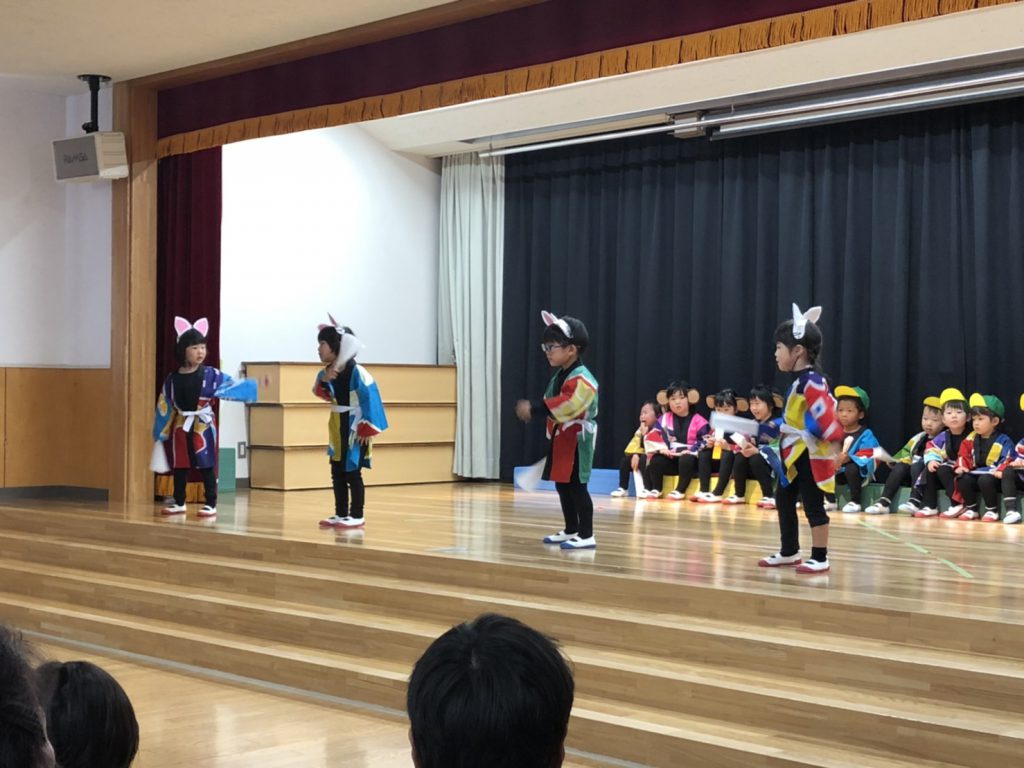 こども達がイヌになりきって演じている写真