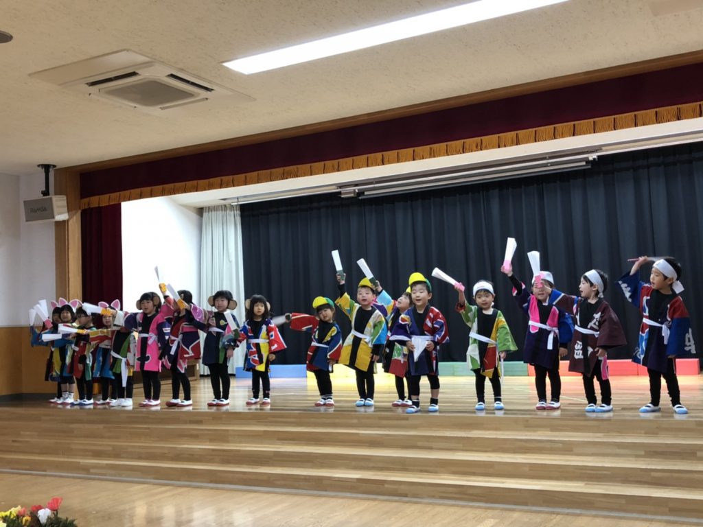 生活発表会で「MOMOTARO」をするこども達の写真
