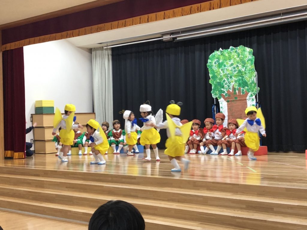 こども達が黄色の蝶々になって走り回っている写真