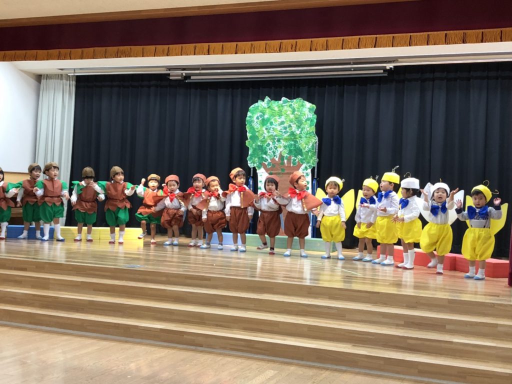 こども達が「はる・なつ・あき・ふゆ」それぞれの生き物になっている写真