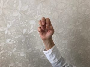 ゆるくグーの形をした手の写真
