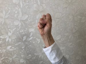 しっかりグーの形をした手の写真