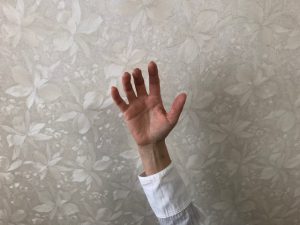 ゆるくパーの形をした手の写真