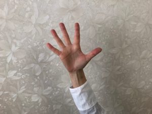 しっかりパーの形をした手の写真