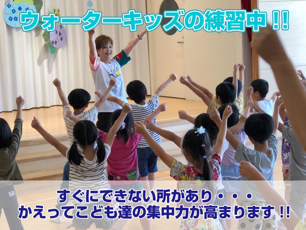 両手を上げて元気の踊るこども達と講師の写真