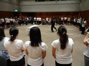 円になって劇の研修をしている様子