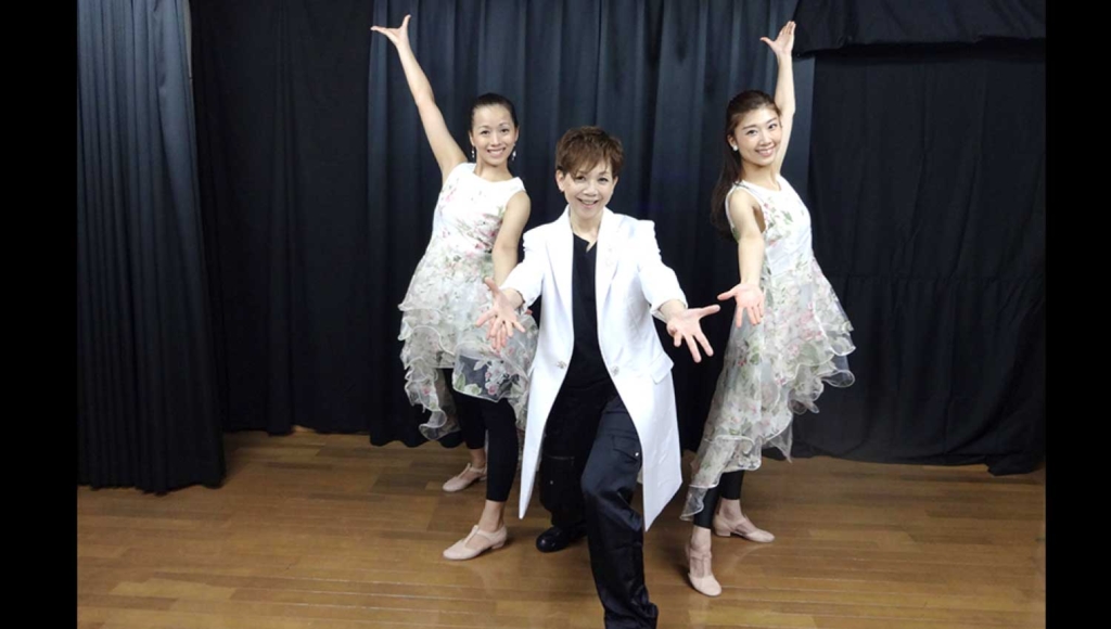 谷口とダンスの生徒２人がポーズをとっている写真