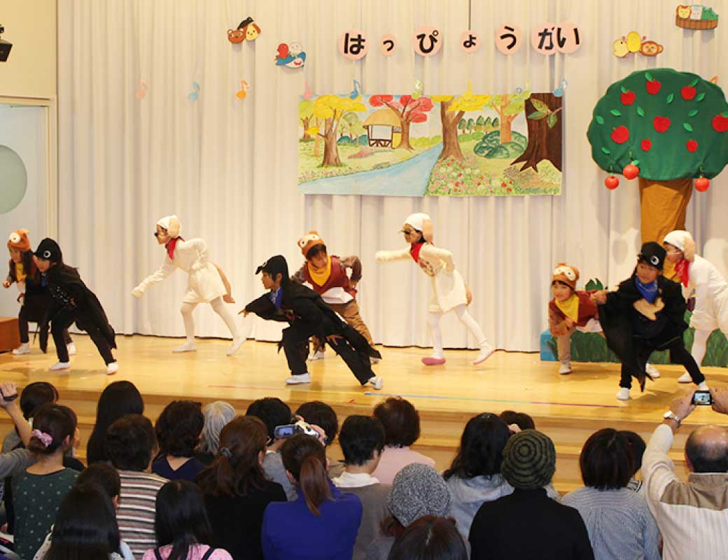 動物に変えられたイタズラっ子達が歌い踊る場面のこども達の写真