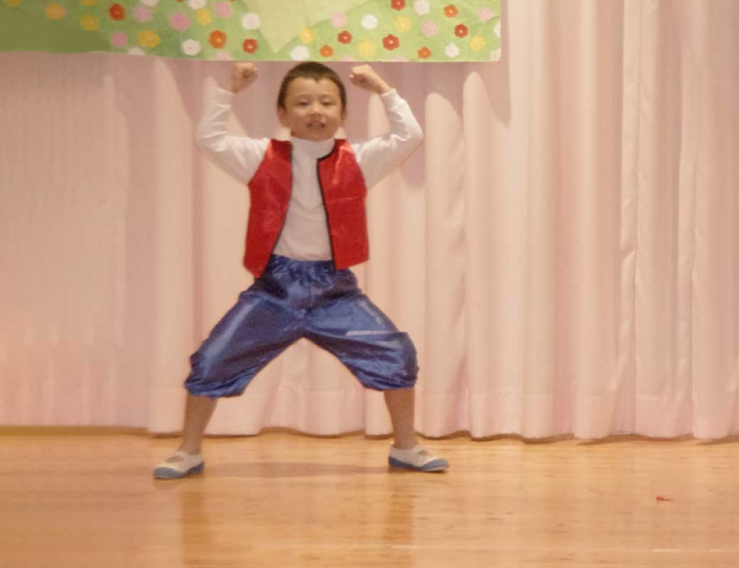 いたずらっ子のワーリーに扮したこどもの写真