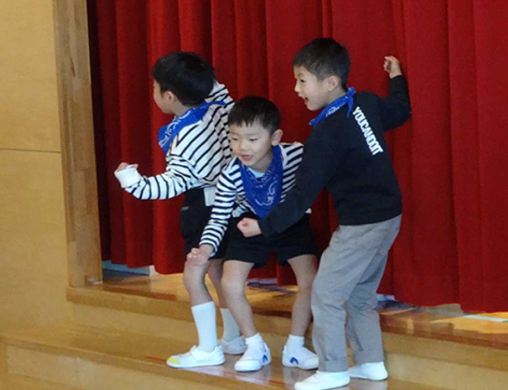 いたずらっ子に扮したこども達が歌ってポーズを決めている写真