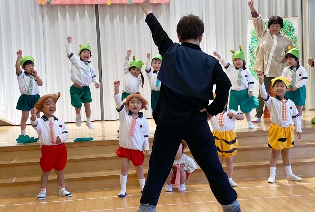 こども達にダンスを教える講師のまみっちの写真
