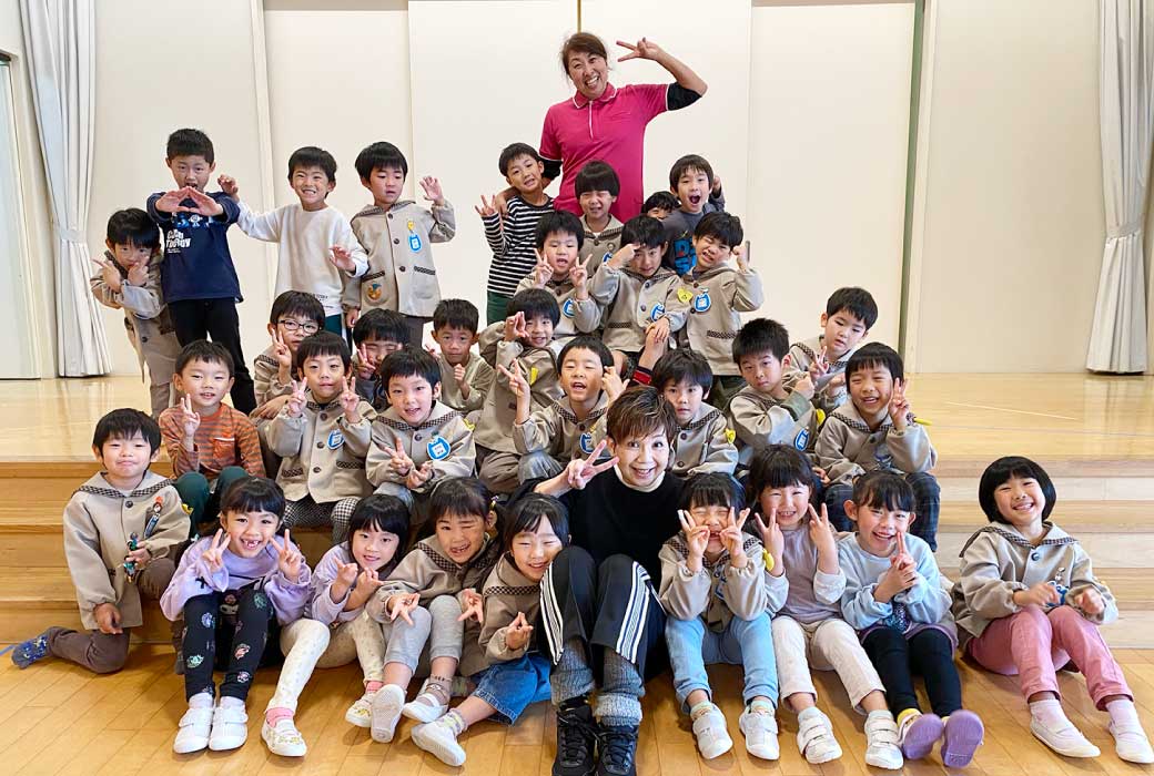 まみっちとたくさんの園児さんたちの集合写真