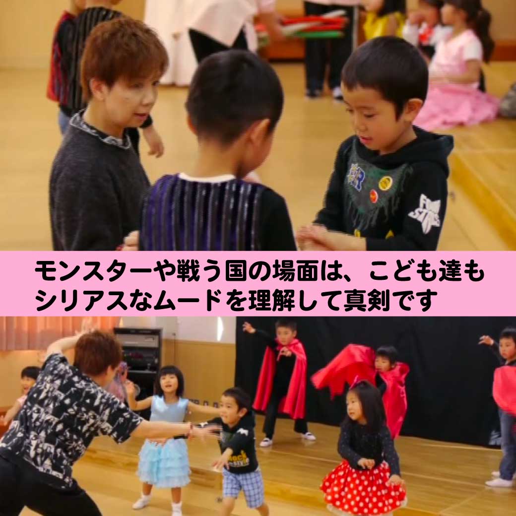 こども達に劇の場面の説明をしている講師と真剣なこども達